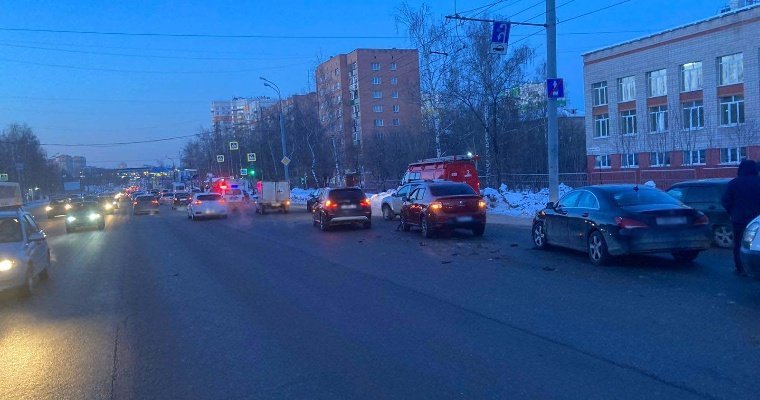 В Ижевске 50-летний водитель устроил массовое ДТП и скрылся с места
