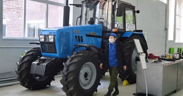 Тракторный вальс исполнили студенты колледжа в Уве