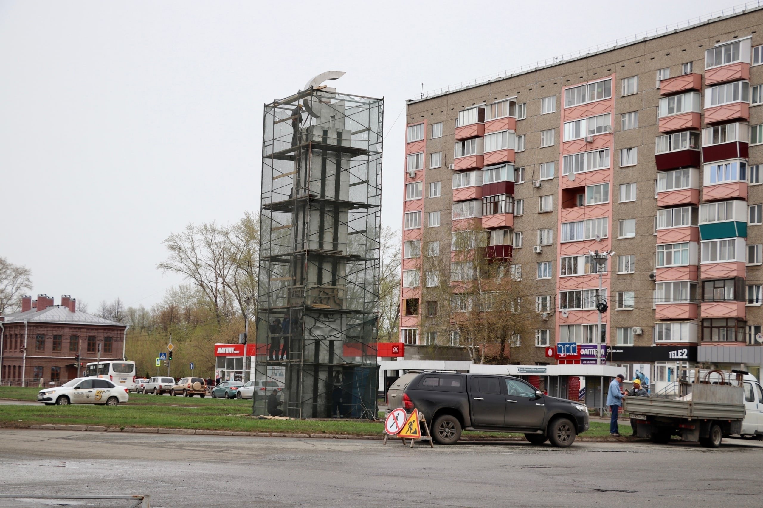 В Сарапуле началась очистка 13-метровой стелы на Площади 200-летия города