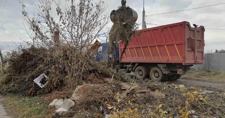 Жители Ленинского района Ижевска устроили на улице свалку из веток и строительного мусора 