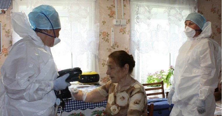 В Удмуртии врачи на спецтранспорте продолжают посещать пенсионеров в отдалённых деревнях