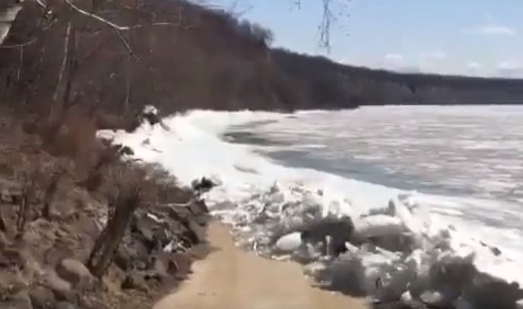 

Ледяное цунами обрушилось на берег Камы в Татарстане

