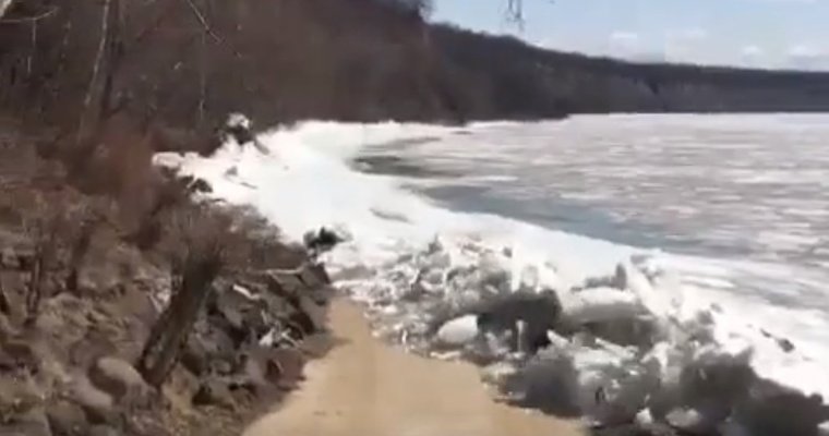 Ледяное цунами обрушилось на берег Камы в Татарстане