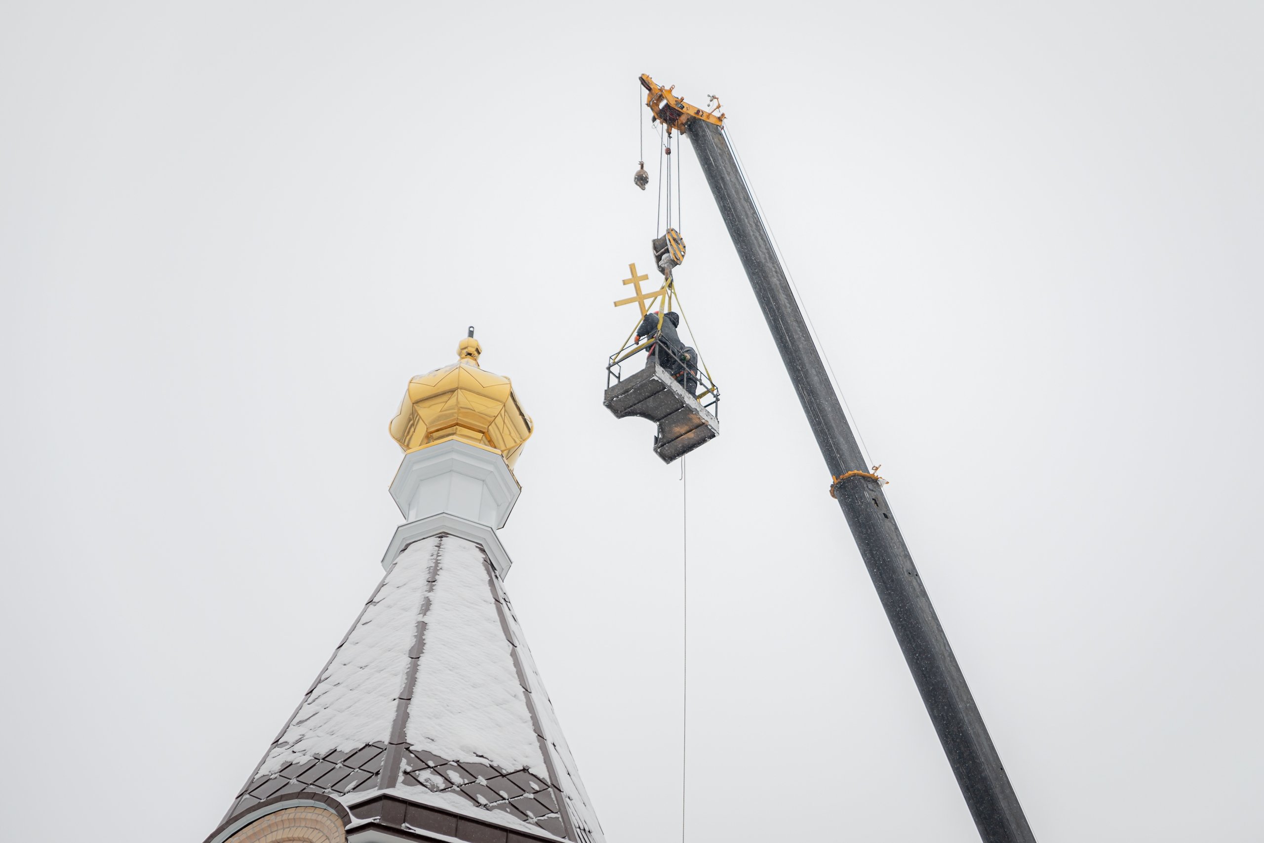 На строящемся храме в селе Чур воздвигли крест