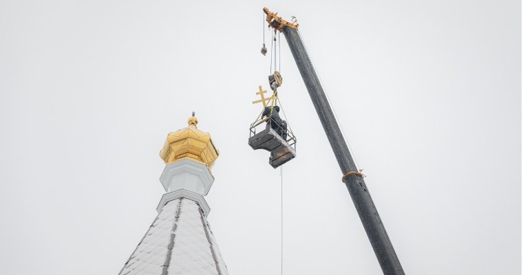 На строящемся храме в селе Чур воздвигли крест