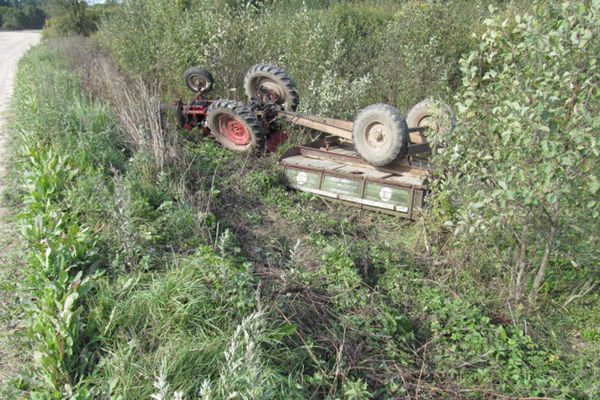 Пьяный сварщик в Балезино сломал ногу на рабочем месте из-за упавшего трактора