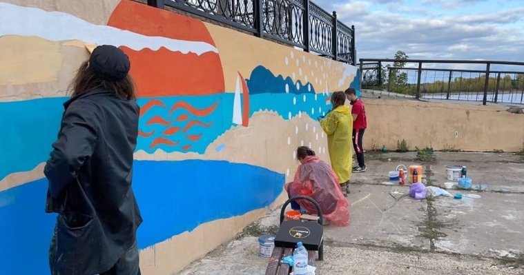 Художники раскрасили стены зданий Сарапула