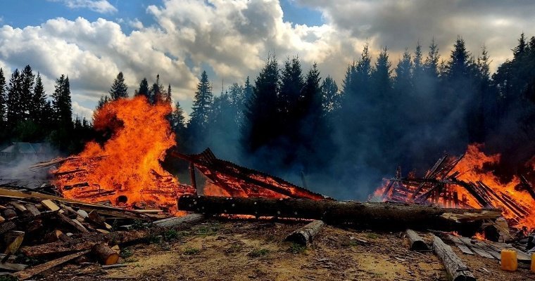 Пожарные не позволили огню перекинуться с пилорамы на лес в Малопургинском районе
