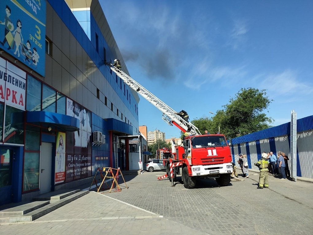 В Астрахани загорелся Айсберг