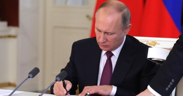 Обновленная Конституция России начнет действовать с 4 июля