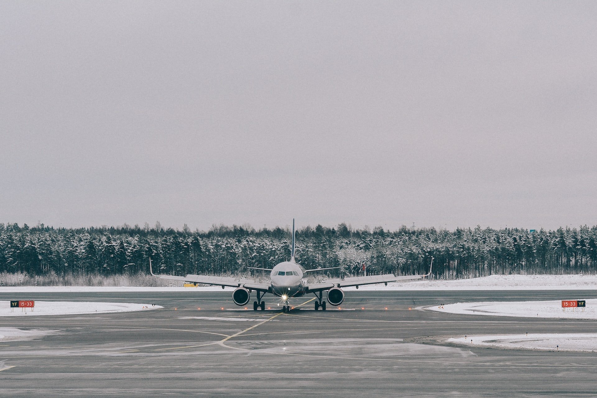 Из-за снегопада в аэропортах Москвы задержали и отменили около 57 рейсов
