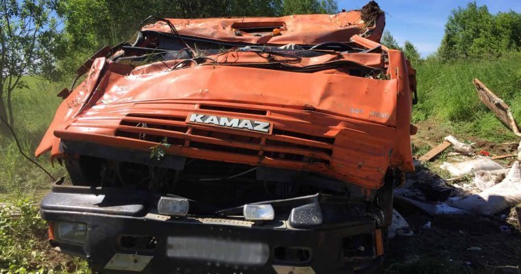 Один человек погиб при опрокидывании «КамАЗа» на трассе в Удмуртии