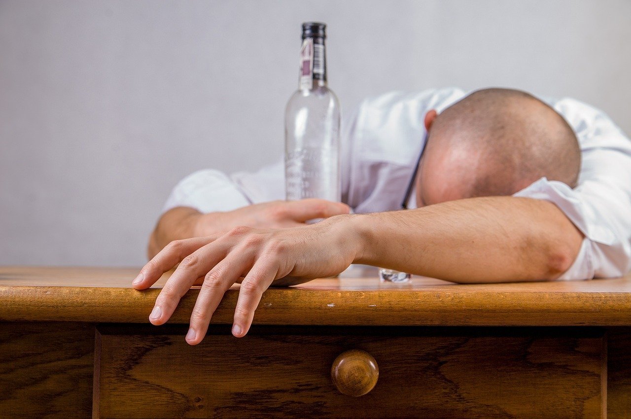 В России предложили не увольнять работников за пьянство на удалёнке