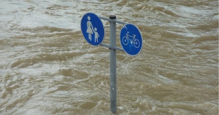Улицы Саратова затопило дождем по пояс