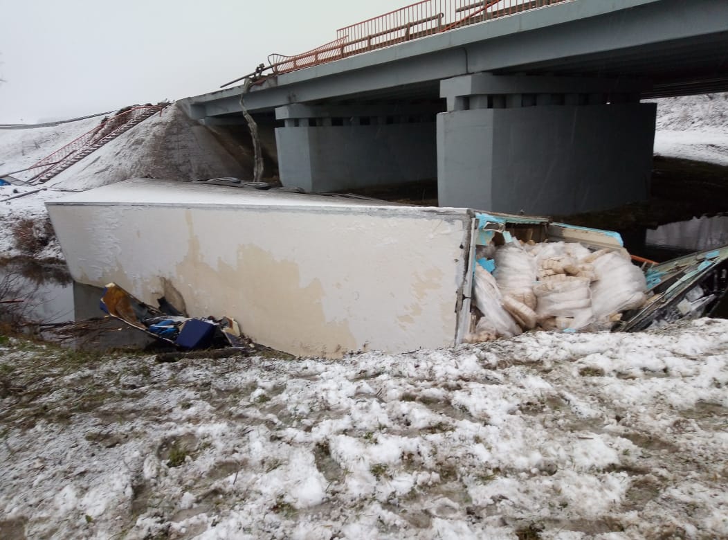 В Башкирии погиб водитель фуры, упавшей с моста