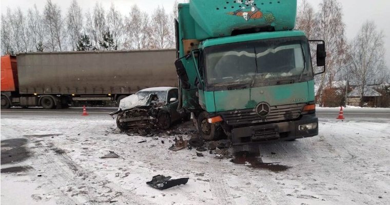Два человека пострадали в аварии с грузовиком под Ижевском