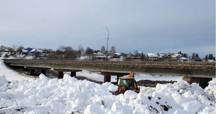 Автомобильный мост через Уву начали ремонтировать в селе Вавож