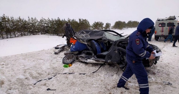 В пригороде Ижевска водитель легковушки погиб в аварии с фурой