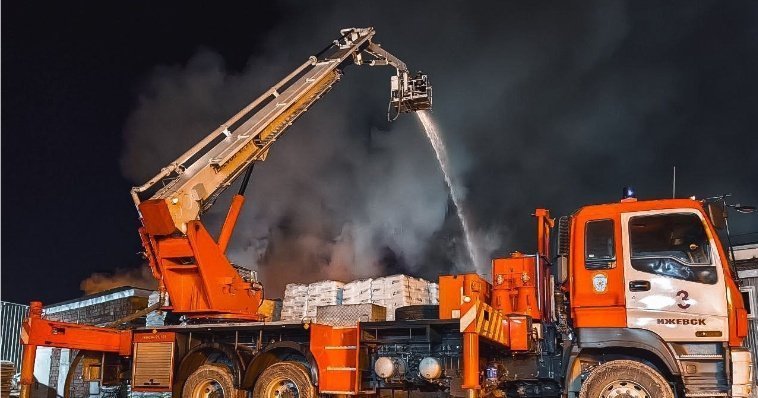 Роспотребнадзор исследовал воздух в зоне пожара на производстве полиэтиленовой плёнки в Ижевске