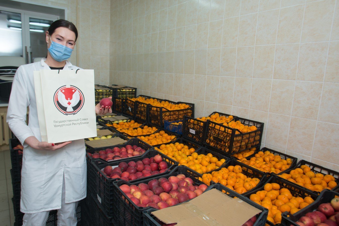 

Медработникам 1 РКБ в Удмуртии подарили более 2 тонн фруктов

