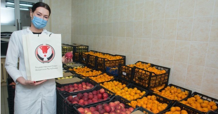 Медработникам 1 РКБ в Удмуртии подарили более 2 тонн фруктов