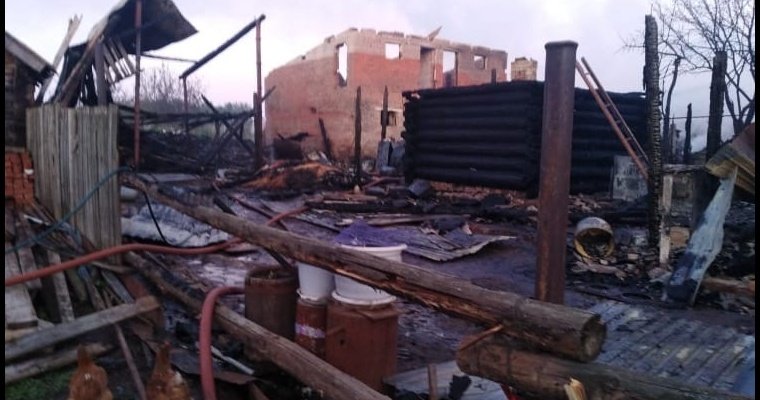 Два дома, надворные постройки и телятник пострадали при пожаре в Удмуртии