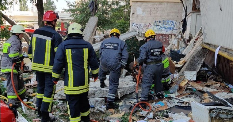 Два человека погибли при взрыве в жилом доме в Киеве