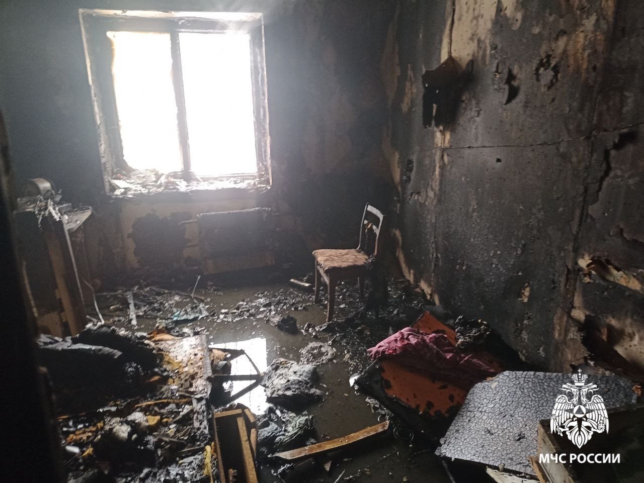 В Воткинске пожарные вынесли из горящей квартиры маломобильного мужчину