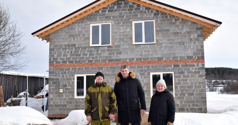 Многодетная семья погорельцев из Удмуртии продолжает постройку нового дома