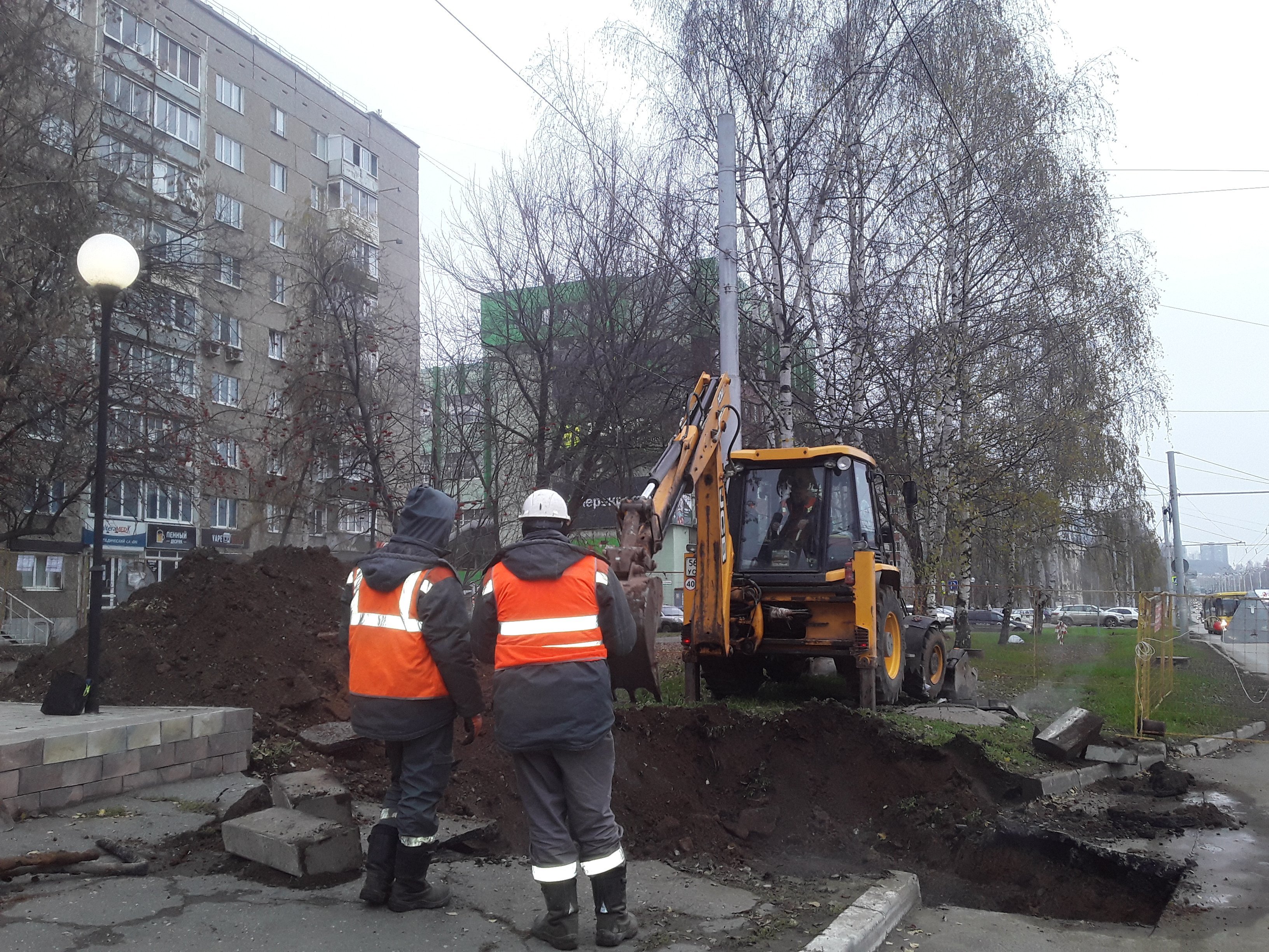 Энергетики ведут профилактические работы на теплосетях по улице 10 лет Октября в Ижевске