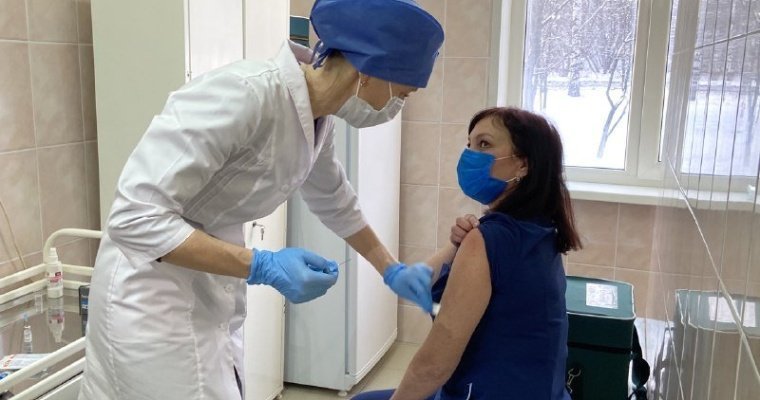 Педагогов и соцработников Удмуртии планируют прививать от коронавируса с января