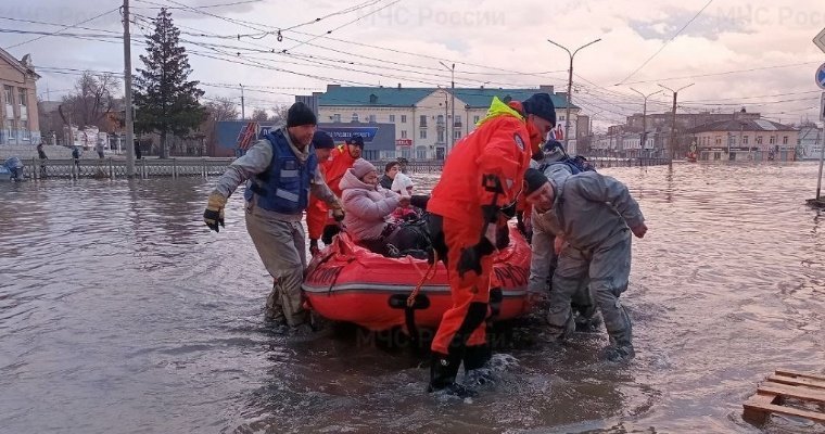 В Новотроицке Оренбургской области объявили эвакуацию из-за перелива воды через дамбу