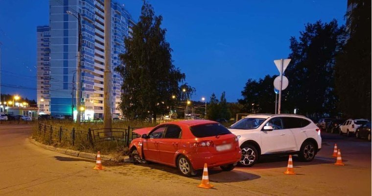 Пьяный водитель в Ижевске врезался в припаркованную машину и забор