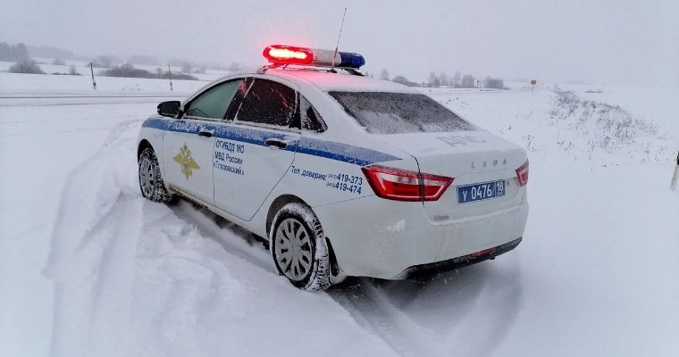 На дороги Удмуртии из-за сильного снегопада выведут дополнительные экипажи ДПС