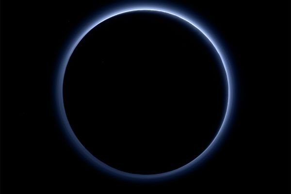 Голубое небо на Плутоне обнаружили ученые NASA