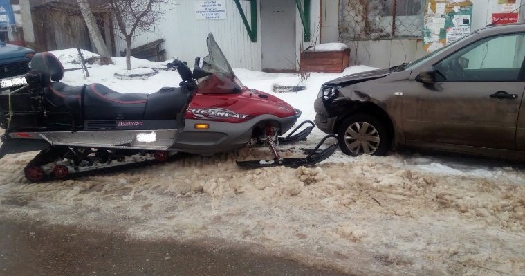 В Каракулинском районе Удмуртии снегоход врезался в припаркованную машину