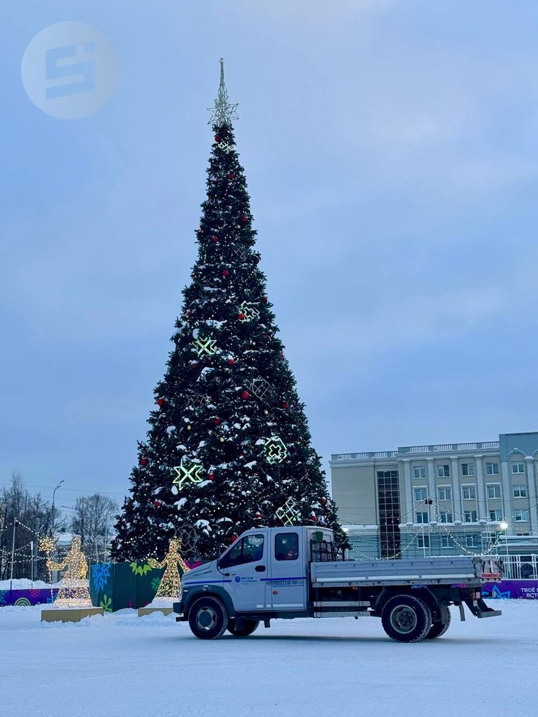 На Центральной площади Ижевска начали убирать новогоднюю ёлку