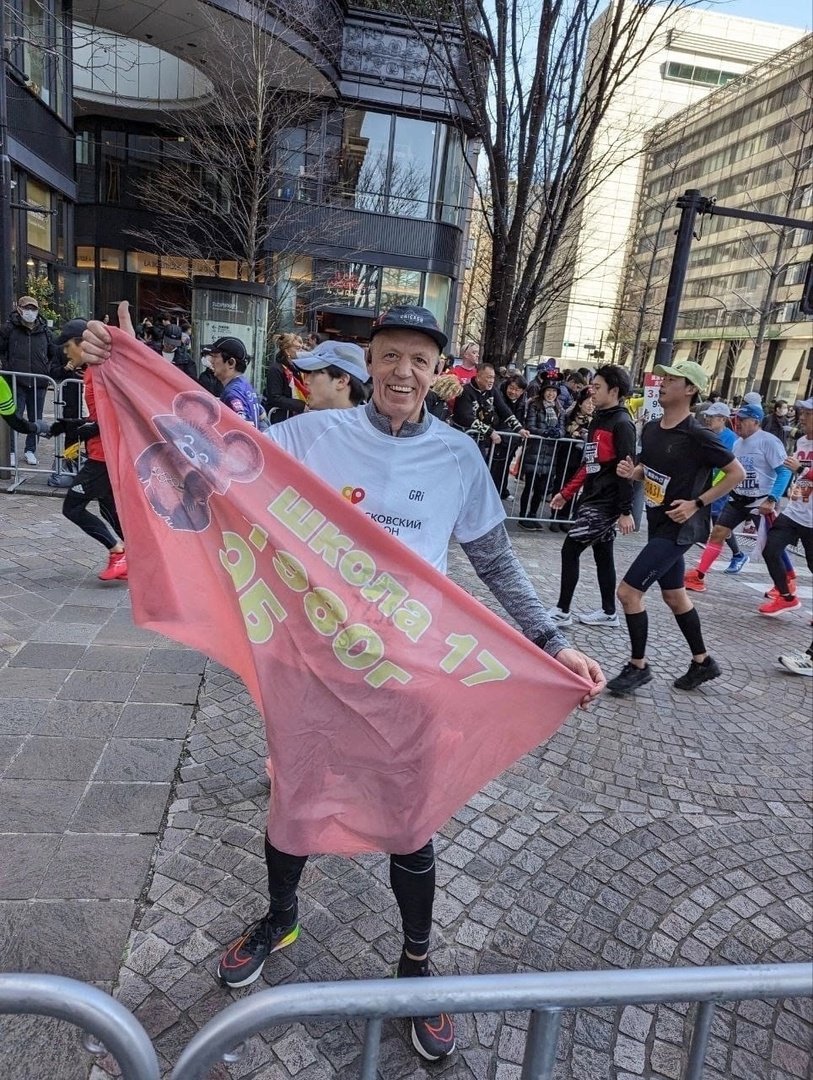 Уроженец Воткинска пересек финиш марафона в Японии с флагом родной школы 