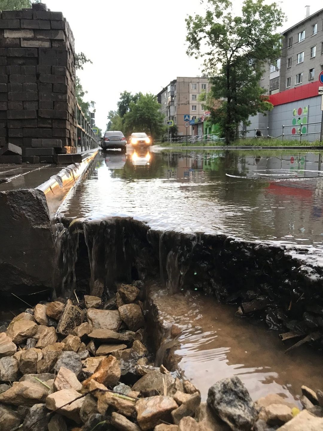 На улице Восточной в Ижевске провалился асфальт