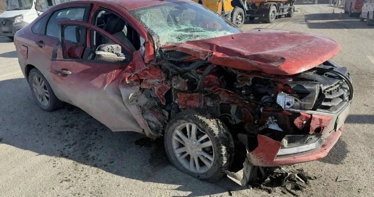 «Лада Веста» въехала в троллейбус в Ижевске 