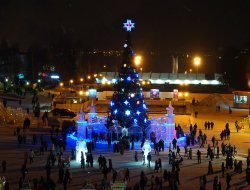 Огни на главной ёлке Удмуртии зажгли на Центральной площади Ижевска