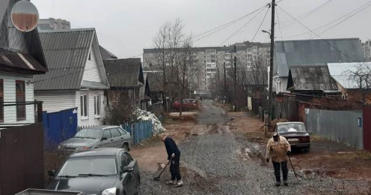 Жители частного сектора Ижевска растащили щебень с отремонтированной дороги