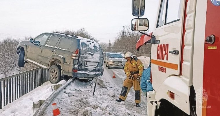 На трассе в Удмуртии иномарка вылетела на дорожное ограждение