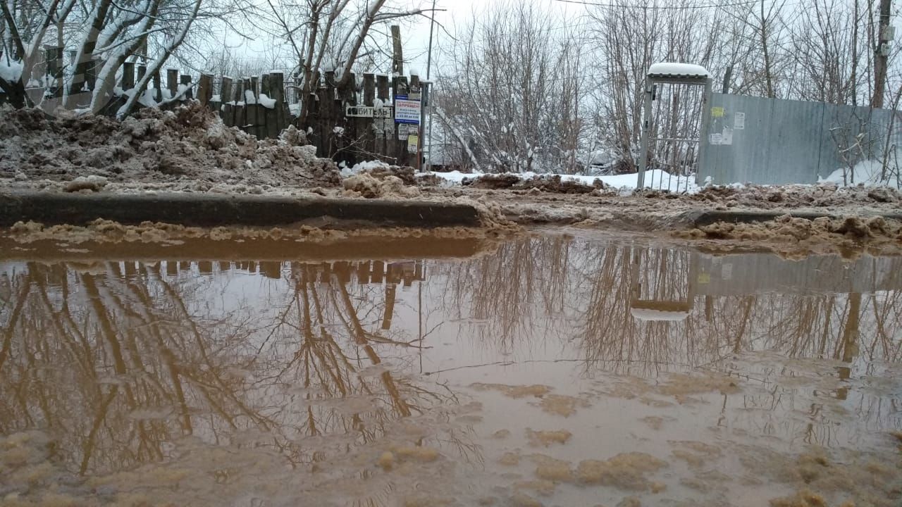 Ремонт поврежденного водопровода на улице Холмогорова в Ижевске завершат к вечеру вторника