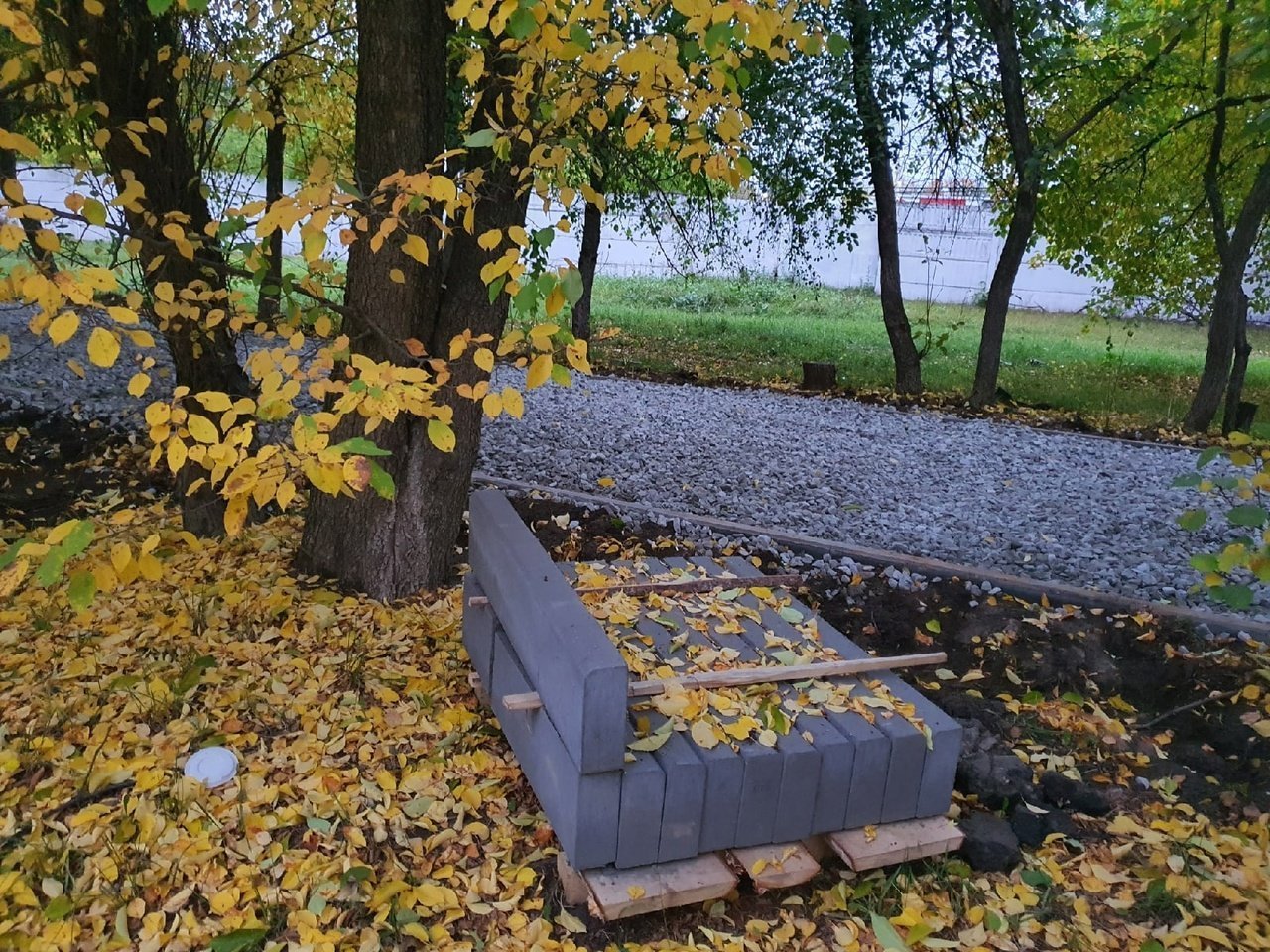 В Ижевске начали ремонтировать тротуар на Яблоневой аллее у троллейбусного парка 1