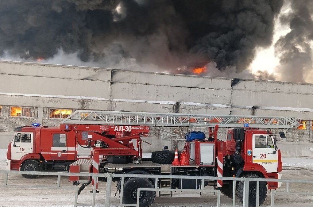 10 человек эвакуировали из горящего складского здания в Красноярске