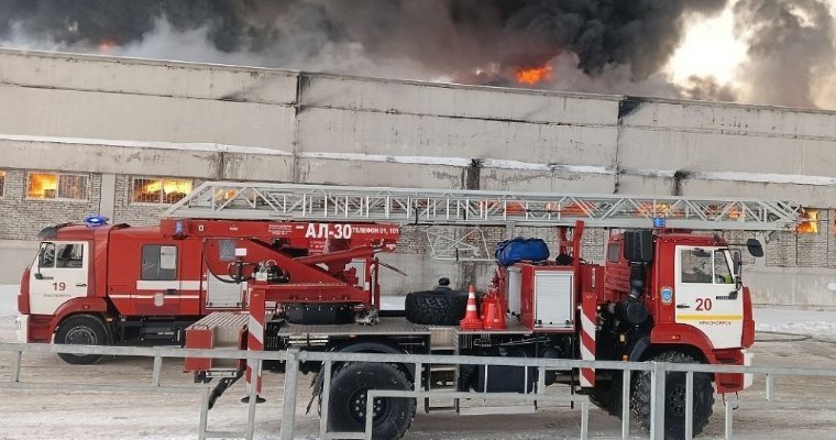10 человек эвакуировали из горящего складского здания в Красноярске