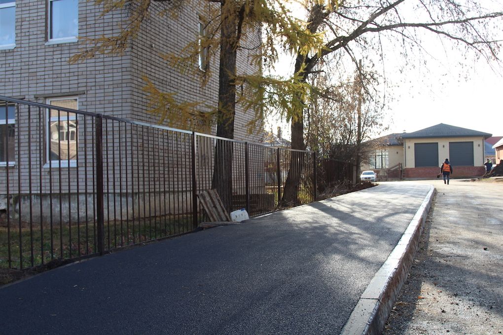 Около ижевской гимназии  6 построили безопасный тротуар и заасфальтировали дорогу