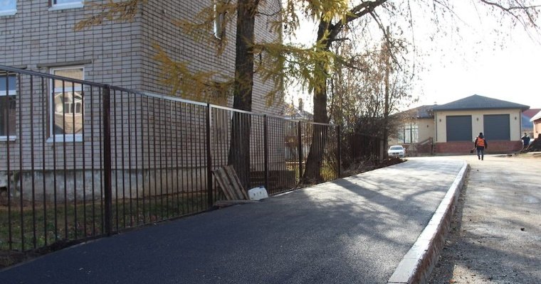 Около ижевской гимназии № 6 построили безопасный тротуар и заасфальтировали дорогу