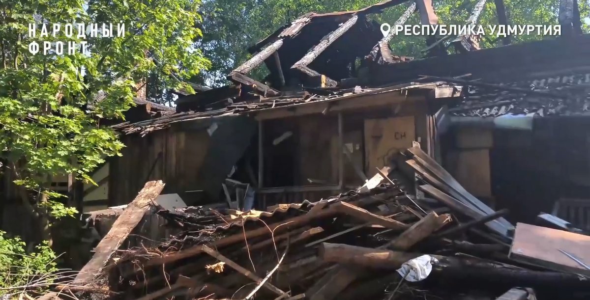 В Ижевске сгоревший барак у школ и детсадов на улице Базисной остаётся неубранным